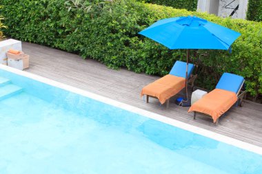 Yüzme havuzunun yanında rahatlatıcı sandalye