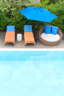 Yüzme havuzunun yanında rahatlatıcı sandalye