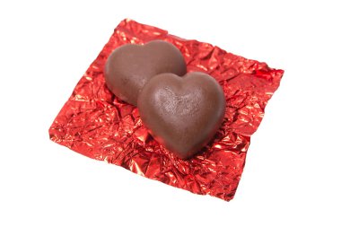 İki çikolata kalp şeker beyaz zemin üzerine kırmızı folyo