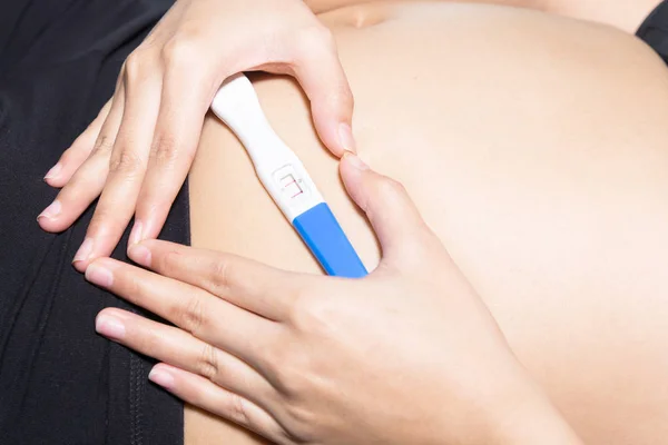 女性手形心脏抱孕试验 — 图库照片