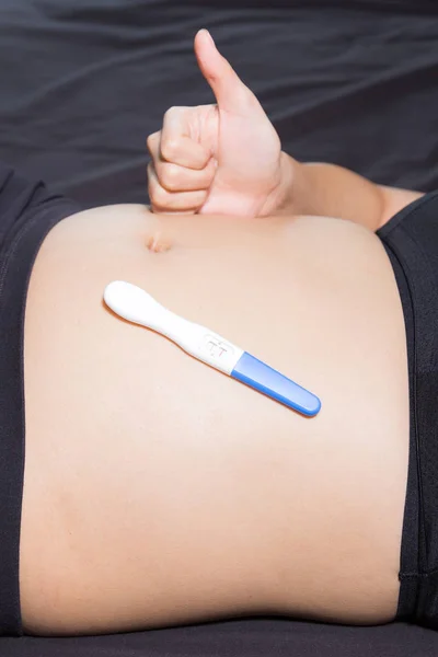 Mujer Dedo Como Prueba Embarazo — Foto de Stock
