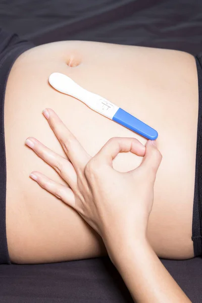 Mujer Dedo Está Bien Prueba Embarazo — Foto de Stock