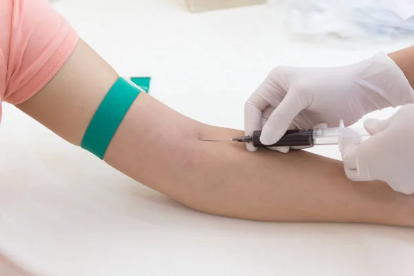 看護師が患者から血液サンプルを採取と研究室 — ストック写真