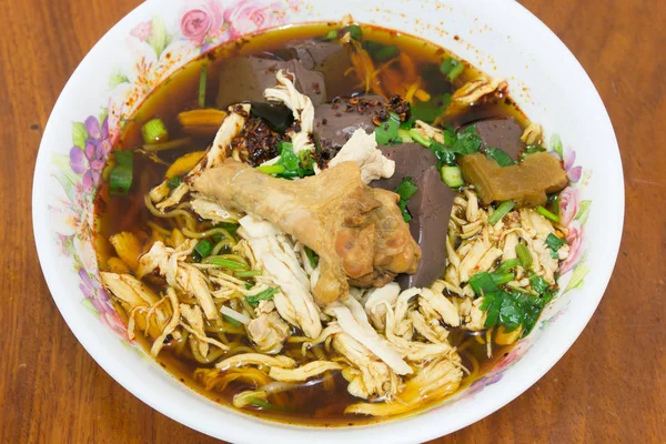 Kızarmış tavuk çorbası Tay tarzında