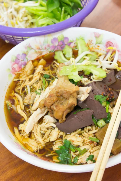 Kızarmış tavuk çorbası Tay tarzında