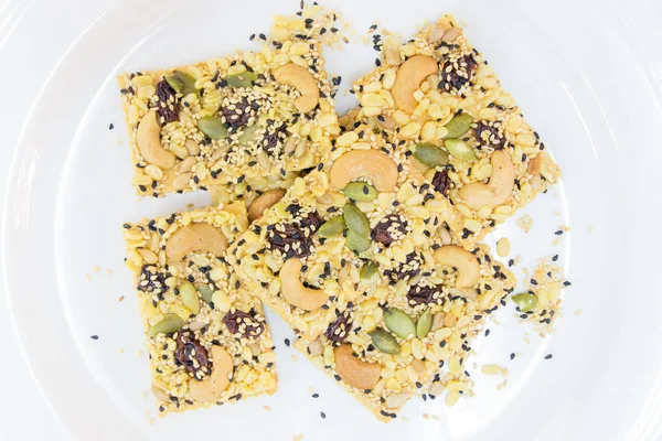 Tahıl kraker beyaz çanak üzerinde