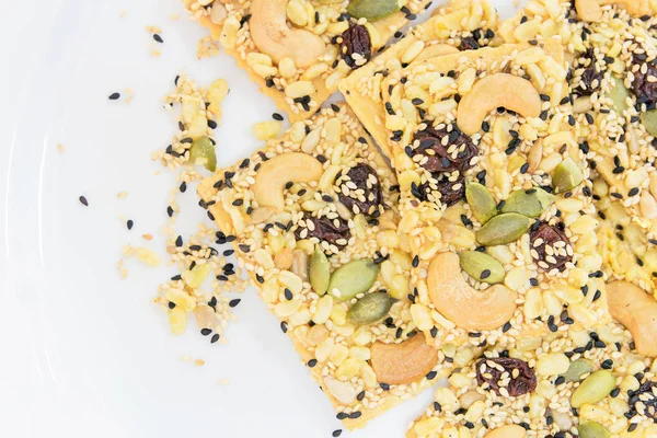 Tahıl kraker beyaz çanak üzerinde