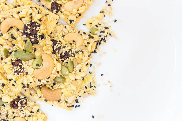 Tahıl kraker beyaz çanak üzerinde