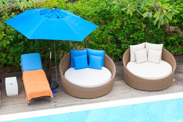 Yüzme havuzunun yanında rahatlatıcı sandalye