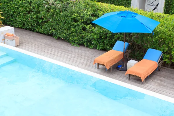 Yüzme havuzunun yanında rahatlatıcı sandalye