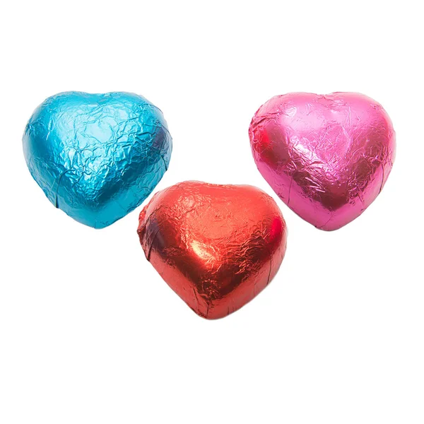 Üç renkli çikolata kalpler şeker beyaz arka plan üzerinde