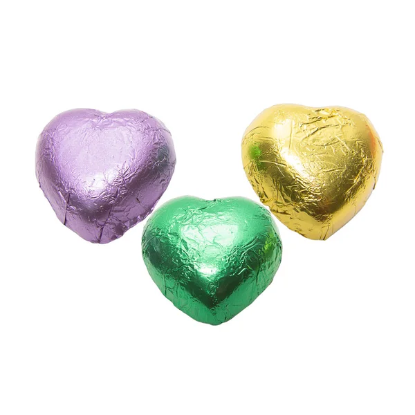 Üç renkli çikolata kalpler şeker beyaz arka plan üzerinde