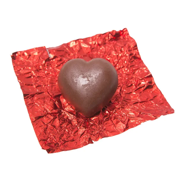 Çikolata kalp şeker beyaz zemin üzerine kırmızı folyo