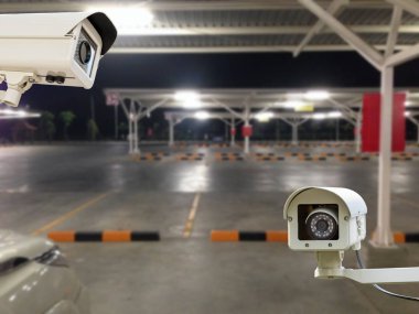Otoparkta arabaya çalışma gece süresi Cctv güvenlik kamera arka plan bulanıklık.