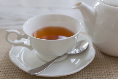 Ahşap masa arka plan üzerinde kırmızı çay seti ile ikindi çayı içmeye hazır olsun. 