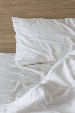 Dağınık beyaz yatak ve yastık, sabah, yatak odası konsept arka plan.