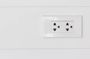 Beyaz ahşap duvar, kopya alan arka plan beyaz elektrik fişleri.