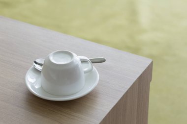 Yeni beyaz bardak kahve ters ahşap masa ayarla..