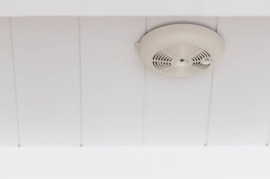 Yangın alarm Beyaz ahşap tavan üzerinde duman dedektörü.