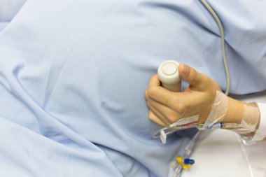 Serum fizyolojik bir çözüm ve Hemşire Çağrı sistemi düğmesine el kopya alanı ile hastanede alma damla üzerinde Asya hamile kadın hastası.