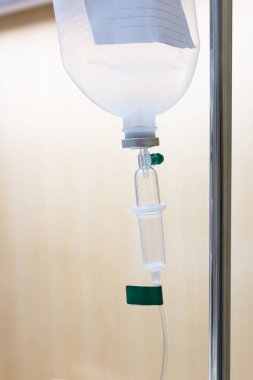 Tuzlu Çözüm damla hasta ve infüzyon pompası ile kopya alanı ahşap duvar arka plan lüks VIP Oda, hastaneye yakın.