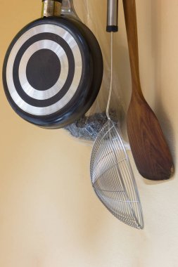 DIY araçları mutfak duvar, yemek pişirmek için hazır tutuyor.