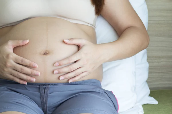 Las Manos Mujer Embarazada Sosteniendo Vientre Fondo Cama Concepto Saludable — Foto de Stock