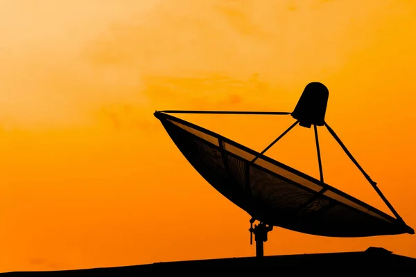Kommunikation Satellitenschüssel Auf Dem Dach Mit Sonnenuntergang Himmel Hintergrund Silhouette — Stockfoto