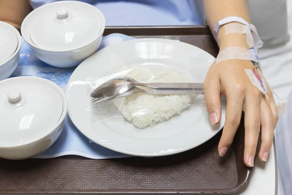 亚洲孕妇患者在滴灌接受盐水解决与烹调米饭和其他食物在白色碗 选择性焦点 — 图库照片