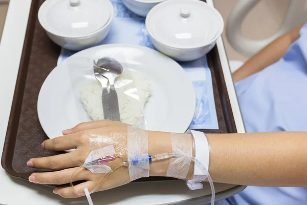 亚洲孕妇患者在滴灌接受盐水解决与烹调米饭和其他食物在白色碗 选择性焦点 — 图库照片