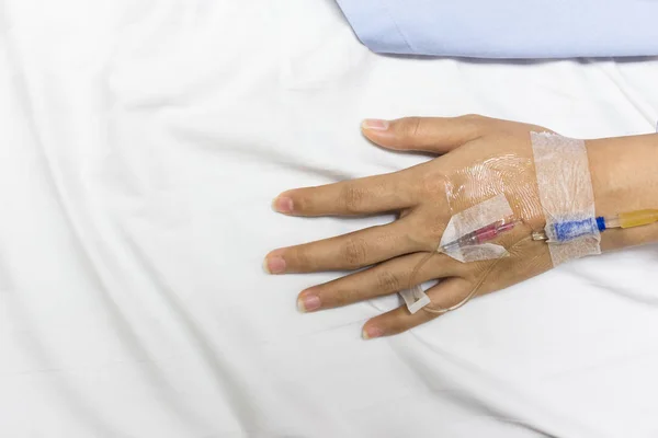 亚洲妇女病人在医院的病床上接受盐水治疗 选择焦点和复制空间白色电子床背景 — 图库照片