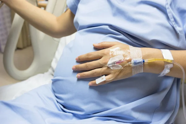 Asian Kobieta Ciąży Pacjenta Jest Kroplówce Otrzymania Roztworu Soli Łóżku — Zdjęcie stockowe