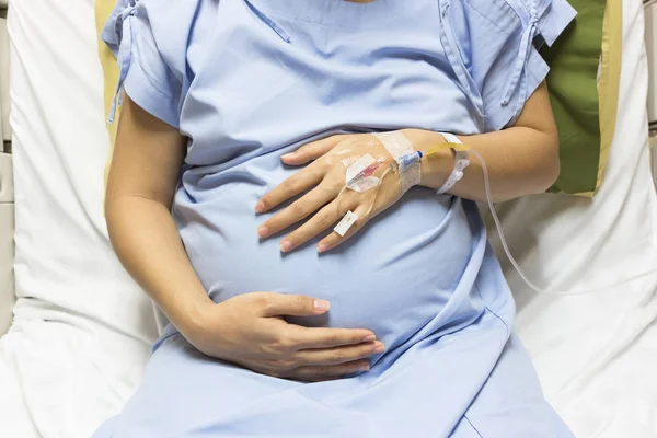 アジアの妊婦患者は点滴ベッド病院 選択と集中で Vip ルームに食塩を受信 — ストック写真