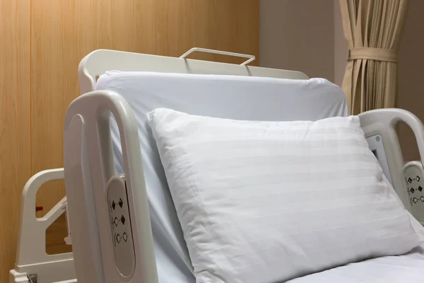现代和舒适的设施空床在豪华房间在医院 — 图库照片