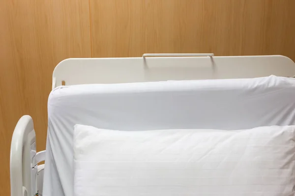 モダンで快適な設備の整った空のベッド高級ルーム病院で — ストック写真