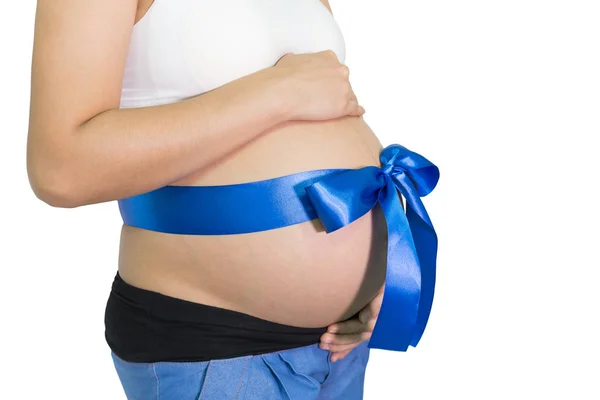 Embarazadas Manos Mujer Sosteniendo Vientre Con Regalo Cinta Azul Vientre — Foto de Stock
