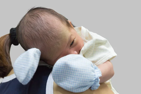 Asiatique Mignon Nouveau Ne Bebe Sur Epaule Mere Apres Pleurer Fille Grippe Stock Photo