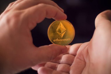 İşlem para Satım iki kişi Ethereum eter Eth sikke Blockchain teknoloji kavramı Tamamlanıyor