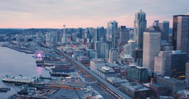 Seattle Waterfront feribot terminali şehir binaları gün batımı görünümü
