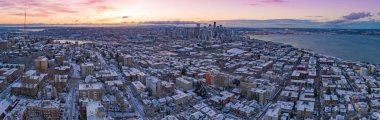 Seattle Washington manzarası renkli gökyüzü hava görünümünü panoramik karlı kış sabahı gündoğumu şafak
