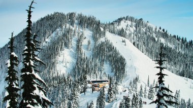 Stevens Pass, Washington/Amerika Birleşik Devletleri - 23 Aralık 2017: Ski Resort Tye değirmeni koltuk Lift ve arka Dağı