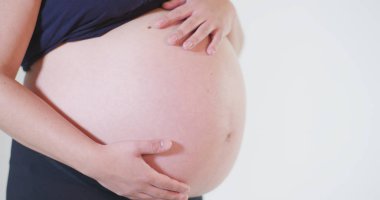 Hamile anne annelik göbek bebek carpma sıkı sarılmak büyük çıkıntı - mükemmel bir izole beyaz arka plan kopya alanı annelik kavramı için tutarak kucaklayan