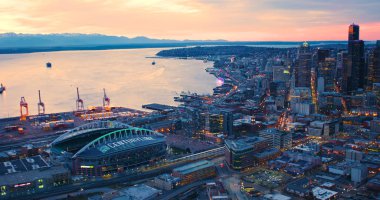 Seattle Washington ABD - 12 Mart 2018 havadan görünümü yüzyıl bağlantı alanı ve Downtown Seattle günbatımı aydınlatma