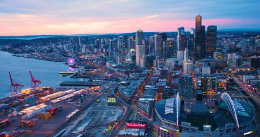 Seattle Washington ABD - 12 Mart 2018 havadan görünümü Yard nakliye Port Seattle yüzyıl bağlantı boyunca Waterfront muhteşem turuncu seyir Kuzey alan güneş manzarası aydınlatma