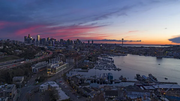 Rich Vivid Colorful Red Sky Cloudy Sunset Seattle Washington Downtown — стоковое фото