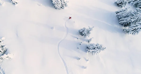 Polvo Ángulo Dron Snowboarder Convierte Polvo Montaña Fresco Sin Seguimiento —  Fotos de Stock