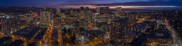 ワシントン州ベルビュー日没ダウンタウン パノラマ空中夜景 — ストック写真