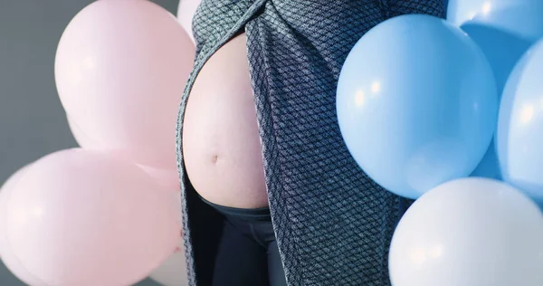 Hamile Karnına Bebek Yumru Kız Çocuk Pembe Mavi Renkli Balonlar — Stok fotoğraf