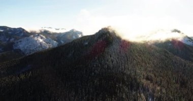 Kış sıcaklıkları sıcak soğuk bulut oluşumu ve rüzgar koşulları ile sonuçlanan için değişen manzara havadan görünümü