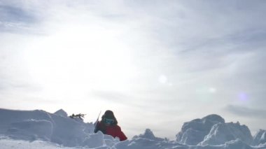 Kurulması atış epik Snowboarder adam siluet güneşli mavi bulutlu gökyüzü arka plan Ekstrem Sporlar